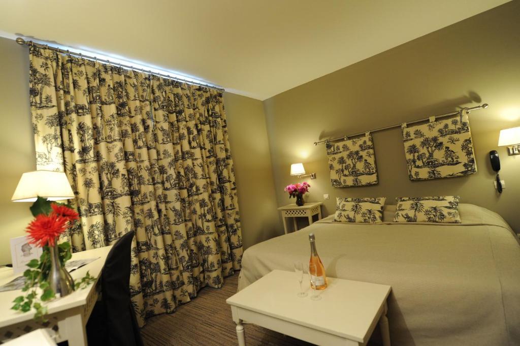 Hotel Spa Le Relais Du Bellay Montreuil-Bellay Habitación foto
